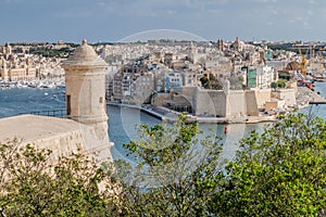 View over Grand Harbour from Herbert Ganado Gardens in Valletta, Mal
