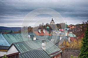 Pohled přes střechy v historickém městě Banska Stiavnica.Autumn season.