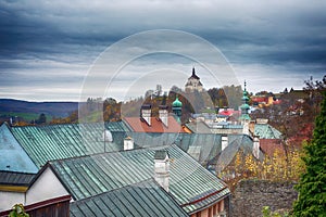 Pohled přes střechy v historickém městě Banska Stiavnica.Autumn season.