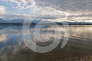 Vody jezera Liptovská Mara v obci Liptovský Trnovec, Slovensko.