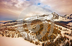 Panoráma Vysokých Tatier so skokanským mostíkom počas zimy