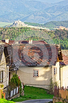 Pohľad na obec Pavlany so Spišským hradom na obzore