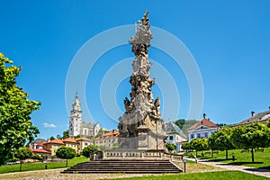 Pohled na morový sloup Nejsvětější Trojice s Městským hradem v Kremnici, Slovensko