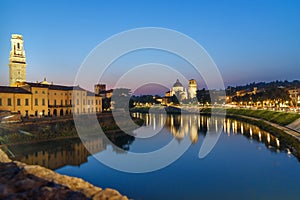 Sul un fiume un la città di notte.. 