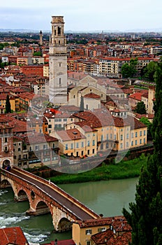 Da mattone arco Attraverso un fiume un cattedrale campana la Torre 