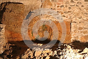 Pohled na červené kameny v suterénu hradu Červený Kameň Slovensky: Hrad Červený Kameň u osady Pila