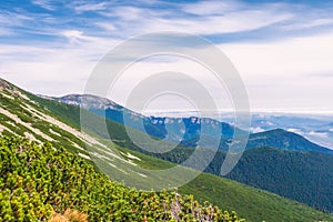 Pohľad z hrebeňa Národného parku Vysoké Tatry na Slovensku.