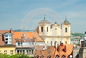 Pohled na střechy starého města a Trinitarian Church (1717), Bratislava, Slovensko