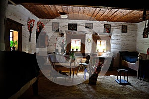 Pokoj vesnického domu v historické úpravě ve stylu 19. století, Slovensko