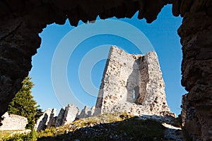 Pohľad na zničené múry starého stredovekého hradu - prirodzene zarámované