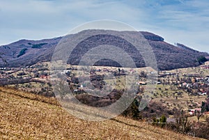 Pohľad na vidiecke sídlisko nad Novou Banou z kopca Kalvárie