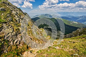 Pohled ze sedla pod horou Ďumbier v Nízkých Tatrách v létě