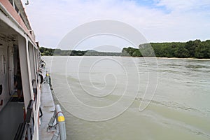 Pohled z lodi na břeh řeky Dunaje mezi Devínem a Bratislavou