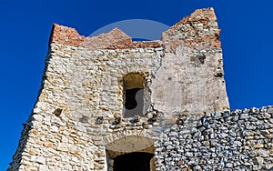 Pohľad na pozostatky zrúcaniny veže Čachtického hradu, Slovensko