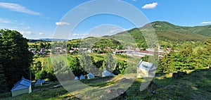Pohľad na malú dedinku v prírodnej krajine na úpätí Vysokých Tatier na severe slovenska