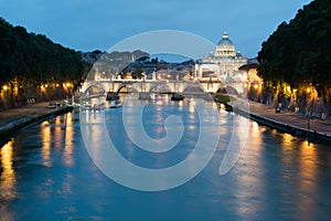 View on St. PeterÃÂ´s Basilica by night