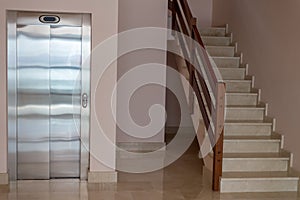 Z schodiště výtah v byt dům 