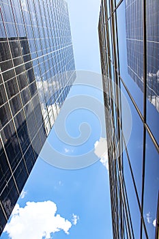 Stojící mezi dvě sklo mrakodrapy hledá rovně nahoru na oba budovy reflexní každý další a nebe perspektiva 