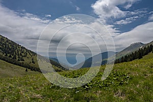 Pohľad z priesmyku Stoh na Stoh a južný štít Steny, Malá Fatra, Slovensko, jarný zamračený deň