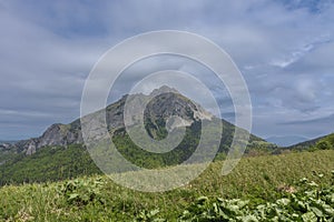 Pohľad z priesmyku Stoh na veľký rozsutec, hora v národnom parku malá fatra, slovensko, jarný zamračený deň