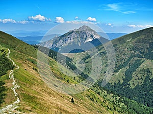 Kamenitý vrchol Velký Rozsutec v Národním parku Malá Fatra. Slovensko, srpen 2018