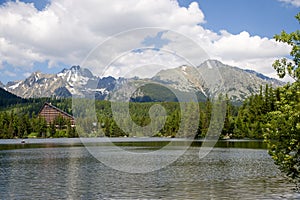 Pohľad na Štrbské pleso v Národnom parku Vysoké Tatry, Slovensko