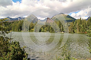 Pohled na Štrbské Pleso – jezero ledovcového původu ve Vysokých Tatrách, Slovensko