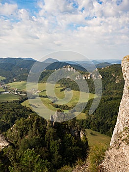 Pohled ze Súľovských skal, přírodní rezervace na Slovensku se skalami a loukami