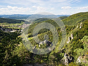 Pohled ze Súľovských skal, přírodní rezervace na Slovensku na obec Jablonové