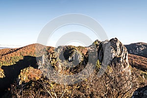 Pohled ze zříceniny hradu Sulovský hrad v Sulovských skalách na Slovensku během podzimu