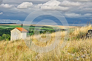 Pohled na okolní pole z vrcholu nitranské Kalvárie