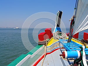 Un rio estuario antepasado del barco o arco de barco de vela histórico típico o tradicional Tipo 