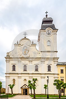 Pohled na kostel svatého ducha v ulicích Levoče na Slovensku