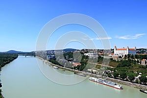 Pohľad na Bratislavský hrad proti modrej oblohe