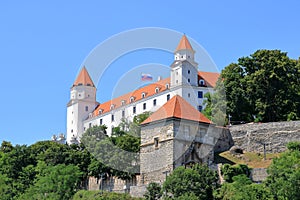 Pohľad na Bratislavský hrad proti modrej oblohe