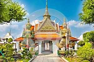 View to gates of Wat Arun with statues of Giants