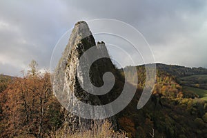 Pohled na Lednické Bradlo u zříceniny hradu Lednica na Slovensku