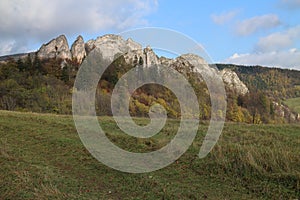 Pohled na Lednické Bradlo u zříceniny hradu Lednica na Slovensku