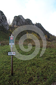 Pohľad na Lednické Bradlo pri zrúcanine hradu Lednica, západné Slovensko