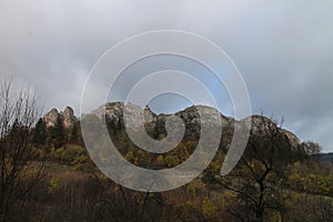 Pohľad na Lednické Bradlo pri zrúcanine hradu Lednica na Slovensku