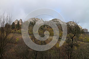 Pohľad na Lednické Bradlo pri zrúcanine hradu Lednica na Slovensku
