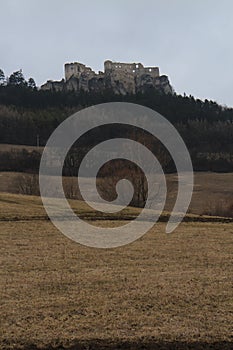 Pohled na hrad Lietava v Súlovských horách