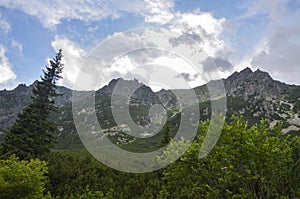 Pohľad na skalnaté hory proti zamračenej oblohe vo Vysokých Tatrách (Vysoke Tatry), Slovensko