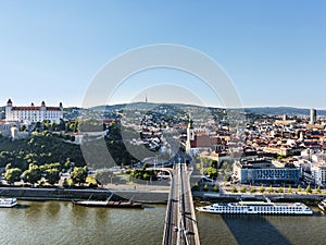 Pohľad na panorámu Bratislavy s riekou Dunaj