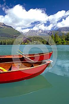 Pohľad na Štrbské pleso vo Vysokých Tatrách počas leta, Slovensko, Eu