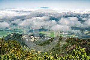 Pohľad z vrcholu Sivého vrchu v Západných Tatrách na Slovensko cez inverziu. Vrch Babia Hora v pozadí