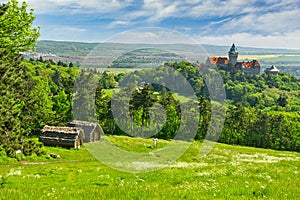 Pohľad z vrcholu starobylého hradiska Molpir smerom na hrad Smolenice