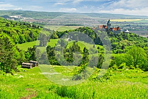 Pohľad z vrcholu starobylého hradiska Molpir smerom na hrad Smolenice