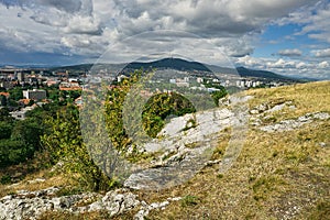 Pohled na město z vrcholu nitranské Kalvárie