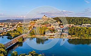 Pohľad na Trenčín s Trenčianskym hradom nad Váhom na Slovensku